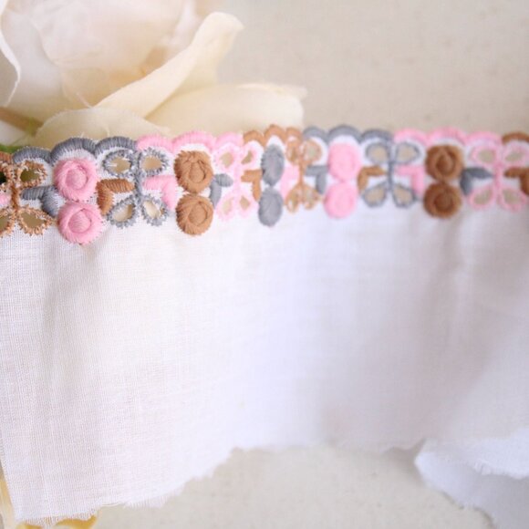 Vintage White Trim Embroidered With Flowers 3" Wide / 1 yard / Scalloped Edge - Picture 4 of 10
